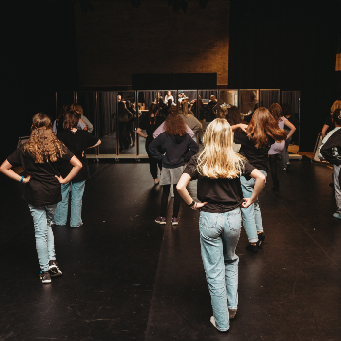 Unge danser K-Pop dans på et ungdomsskolehold under UngFredericia